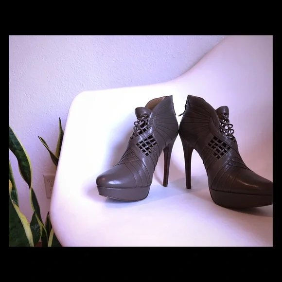 Elie Tahari Bria Gray Bootie Heel Laticed Web 8.5 - Picture 6 of 10